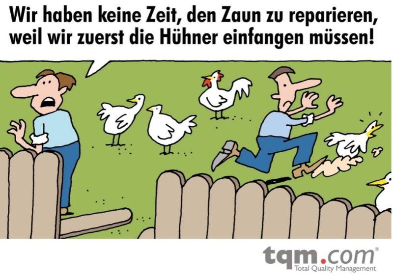 Im Vordergrund ist ein Zaun mit erkennbarem Loch auf einer Wiese.

Auf der Wiese befinden sich 4 Hühner und 2 erwachsene Menschen.

Einer der Menschen versucht ein Huhn zu fangen. 

Der andere Mensch sagt:
"Wir haben keine Zeit, den Zaun zu reparieren, weil wir zuerst die Hühner einfangen müssen!"